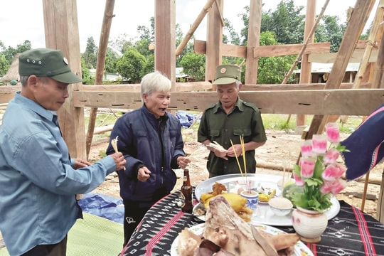 Cả làng dựng gươl