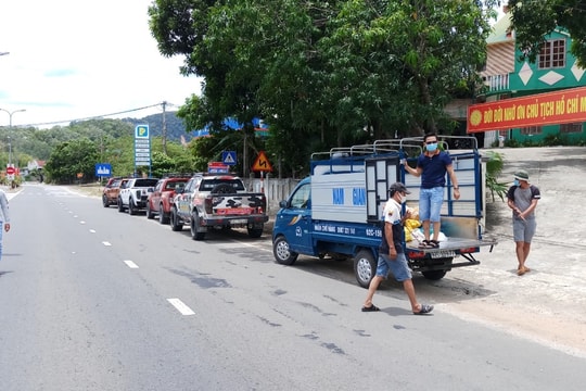 Đội xe bán tải tình nguyện vận chuyển hàng hóa mùa dịch Covid-19