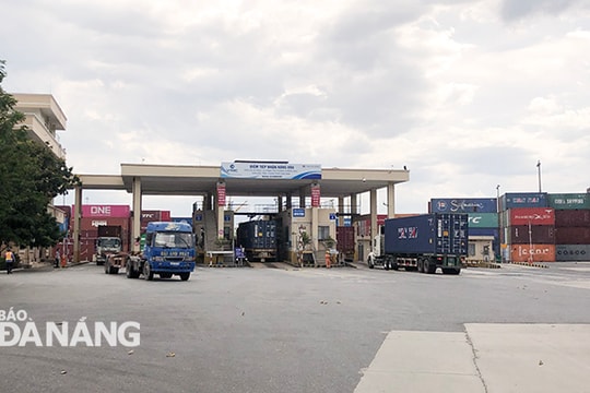 Cấp hơn 1.000 giấy đi đường cho các doanh nghiệp vận chuyển hàng hóa qua cảng Tiên Sa