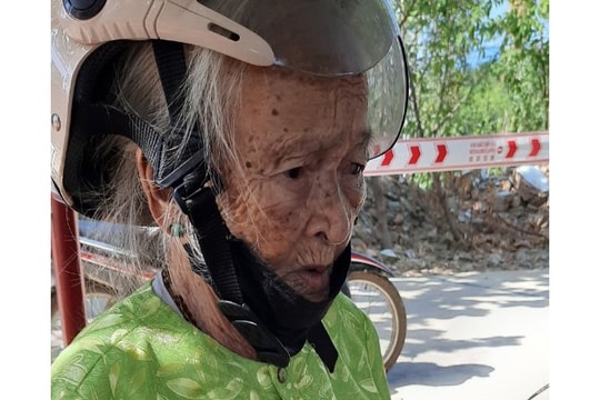 Cụ bà 84 tuổi ở xã Sông Trà đi tìm chỗ ủng hộ chống dịch Covid-19