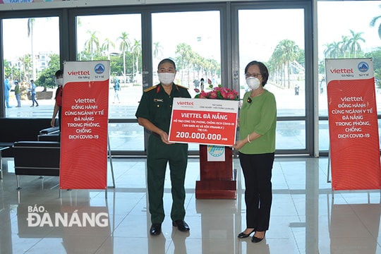 Viettel Đà Nẵng hỗ trợ 550 thùng sữa tươi Vinamilk cho lực lượng y, bác sĩ tuyến đầu