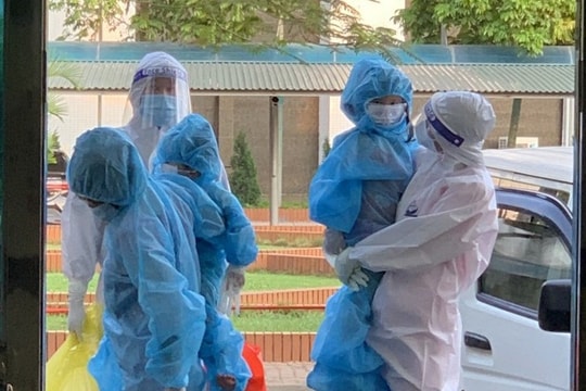 Khi trẻ mắc Covid-19, cha mẹ có được đi cùng trẻ đến cơ sở y tế?