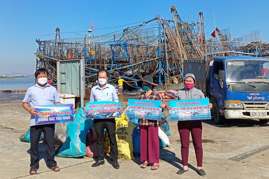 Núi Thành ra quân thu gom rác thải tại cảng cá An Hòa