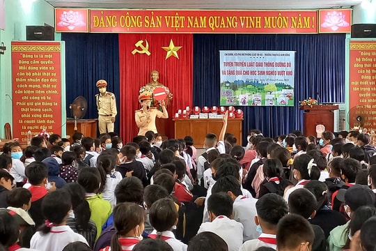 Tuyên truyền Luật Giao thông đường bộ cho học sinh xã Phước Đức