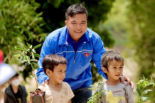 Một thanh niên Quảng Nam được tặng giải thưởng "15 tháng 10"