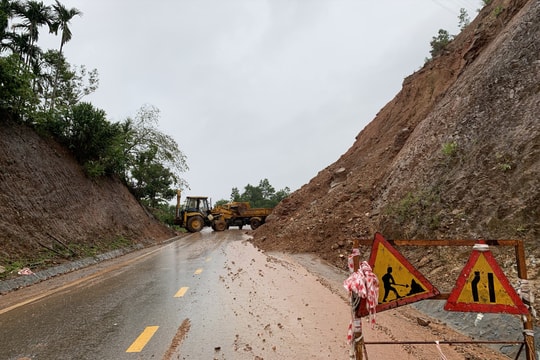 Mưa lớn gây sạt lở tại tuyến đường Trường Sơn Đông