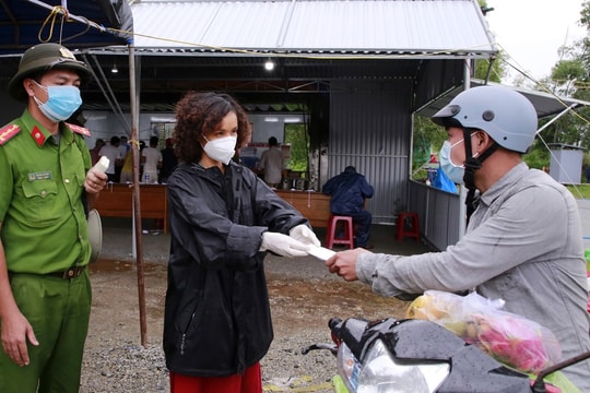 Gần 200 triệu đồng hỗ trợ đồng bào hồi hương khi qua chốt Dốc Sỏi