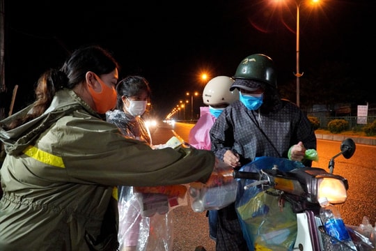 Tiếp sức người lao động phía Bắc hồi hương (clip)