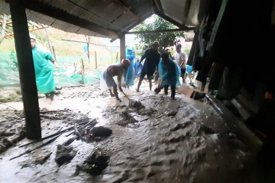 Lũ tràn vào nhà dân, vùng cao Tây Giang tất tả dọn dẹp bùn đất (clip)