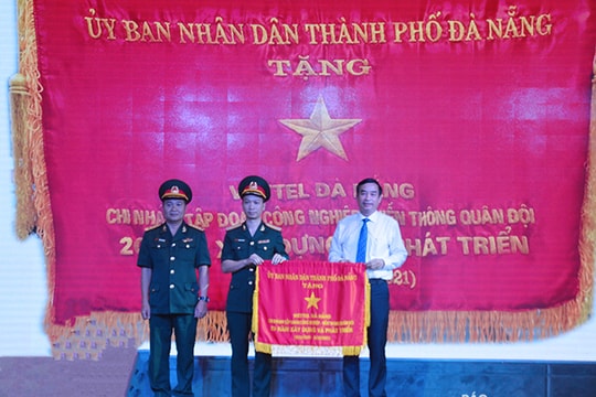 Viettel Đà Nẵng nhận Cờ đơn vị xuất sắc trong hoạt động sản xuất, kinh doanh