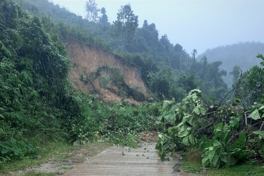 Sạt lở núi lấp đường, cô lập làng Xa Xít về trung tâm xã Trà Ka