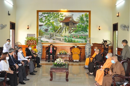 Lãnh đạo tỉnh chúc mừng kỷ niệm 40 năm thành lập Giáo hội Phật giáo Việt Nam