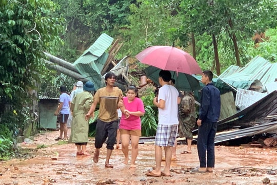 [NÓNG] - Sập một quả đồi, đổ trụ điện trung thế, sập hoàn toàn một nhà dân ở thị trấn Trà My
