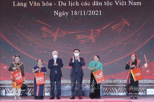 Chủ tịch Quốc hội dự khai mạc Tuần "Đại đoàn kết dân tộc - Di sản văn hóa Việt Nam"