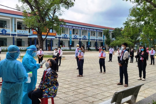 Tam Kỳ lấy mẫu xét nghiệm cho học sinh trường THCS Lý Tự Trọng