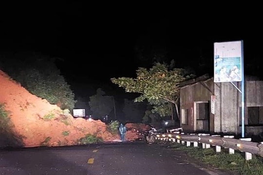 Bắc Trà My: Sạt lở núi ở Trà Giác, chia cắt giao thông lên các xã vùng cao