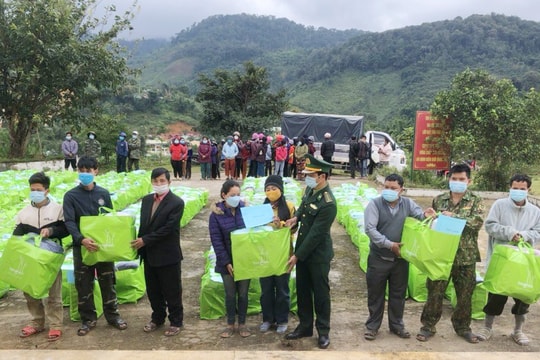 Đồn Biên phòng A Xan trao 2.000 suất quà cho người dân biên giới