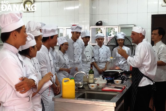 Mũ màu trắng của đầu bếp