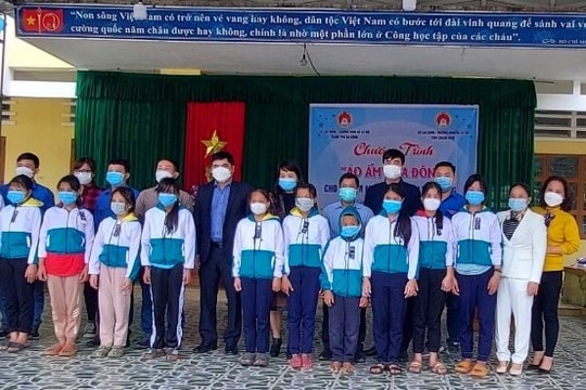 Tặng áo ấm cho học sinh Tây Giang
