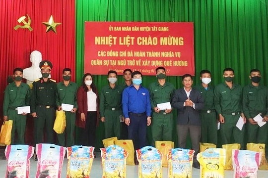 Tây Giang đón 46 quân nhân hoàn thành nghĩa vụ quân sự trở về địa phương