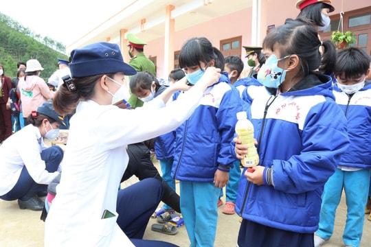 Tặng 150 áo ấm cho học sinh xã Bhalêê