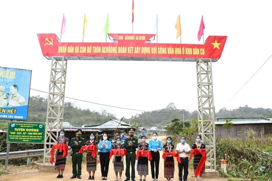 Hội LHPN tỉnh bàn giao công trình “Xanh - sạch - đẹp - sáng vùng biên”