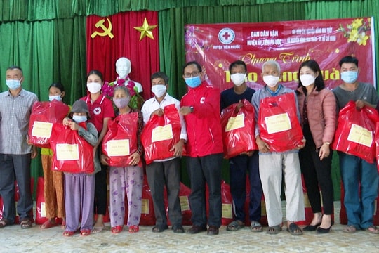 Trao 90 suất quà cho gia đình khó khăn ở 3 xã Tiên Châu, Tiên Sơn, Tiên Hà (Tiên Phước)