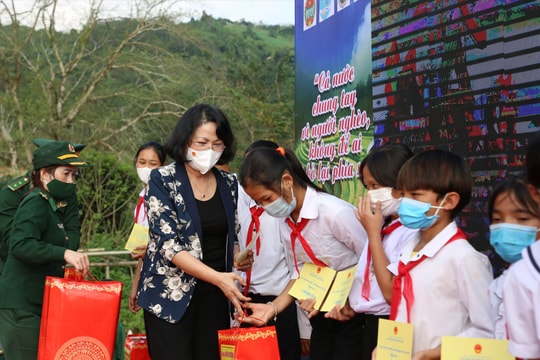 Nguyên Phó Chủ tịch nước Đặng Thị Ngọc Thịnh trao quà tết cho đồng bào vùng cao Nam Giang (clip)