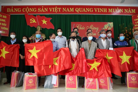 Trao 1.500 lá cờ Tổ quốc cho người dân biên giới Việt - Lào