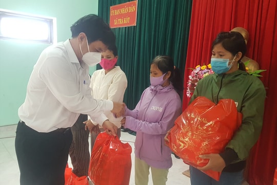 Báo Quảng Nam thăm, tặng quà tết xã kết nghĩa Trà Kót