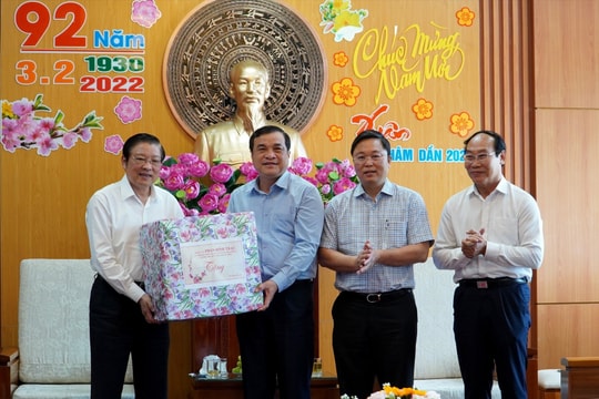 Trưởng ban Nội chính Trung ương Phan Đình Trạc thăm, tặng quà tết tại Quảng Nam