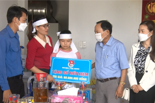 Trao sổ tiết kiệm cho gia đình cán bộ đoàn gặp tai nạn tử vong