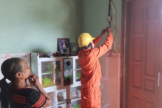 Sửa điện miễn phí cho người dân vùng cao