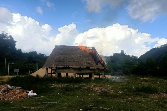 Cháy một nhà Gươl ở Tây Giang