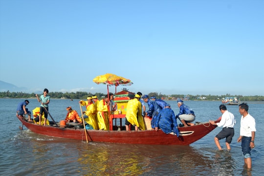 Sống động lễ hội cầu ngư