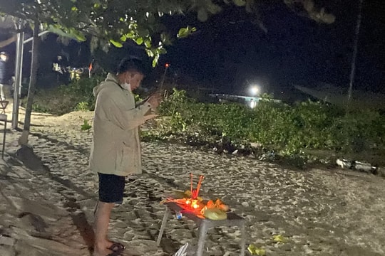 Vụ chìm ca nô du lịch trên biển Cửa Đại: Còn 4 nạn nhân mất tích