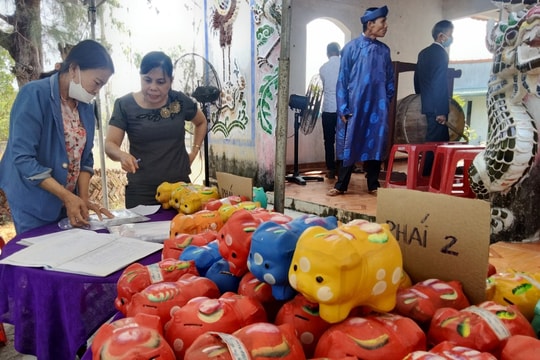 Hội nàng dâu tộc Võ Văn nuôi heo đất khuyến học