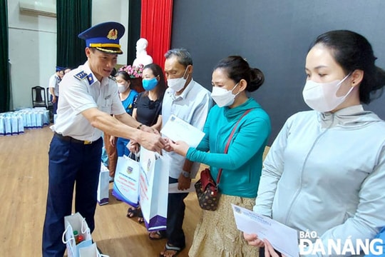 Tuyên truyền, vận động ngư dân chống khai thác hải sản bất hợp pháp