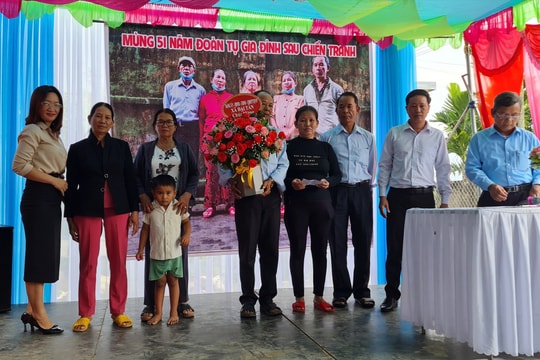 Mừng 51 năm đoàn tụ gia đình sau chiến tranh
