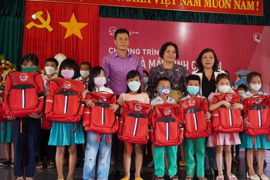 AIA hỗ trợ học sinh khó khăn ở Quảng Nam