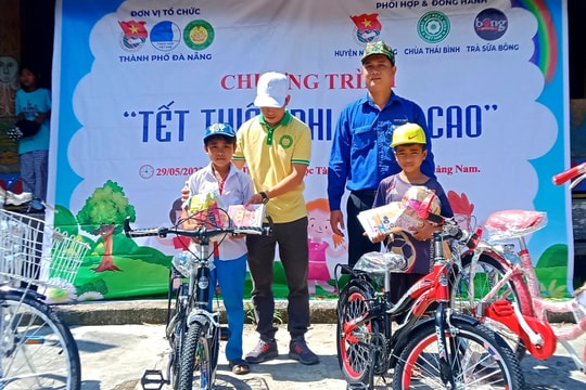 Mang Tết thiếu nhi lên trẻ vùng cao Nam Giang