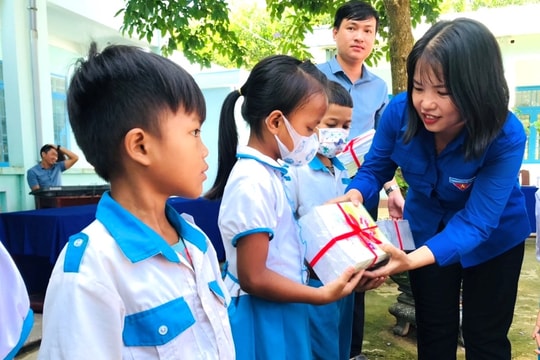 Chi đoàn Báo Quảng Nam đồng hành cùng học sinh Trà Kót