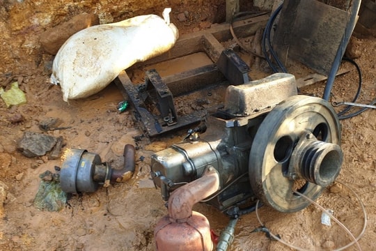 Phát hiện, xử lý 2 cá nhân tổ chức khai thác vàng trái phép tại Núi Chúa