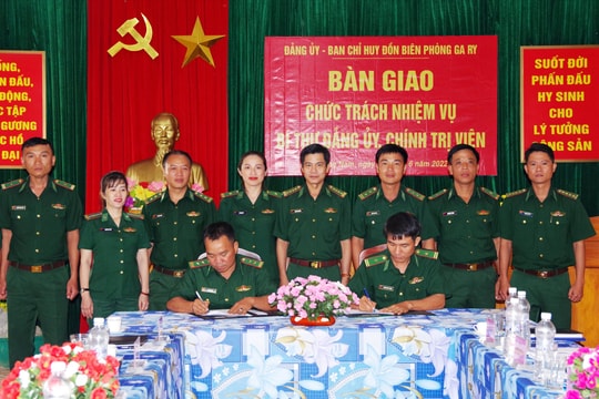 Bàn giao nhiệm vụ Bí thư Đảng ủy, Chính trị viên Đồn Biên phòng Ga Ry