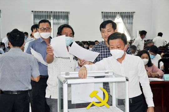 Quyết tâm làm trong sạch Đảng, nâng tầm cán bộ