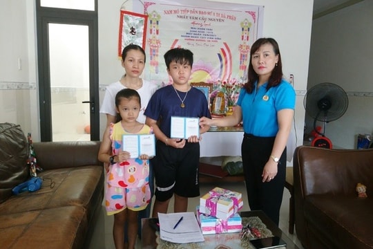 Trao "Sổ tiết kiệm Công đoàn Việt Nam" cho trẻ mồ côi