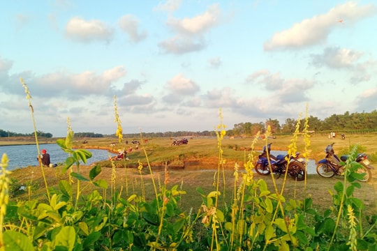 Đến với "ốc đảo"  Vạn Buồng