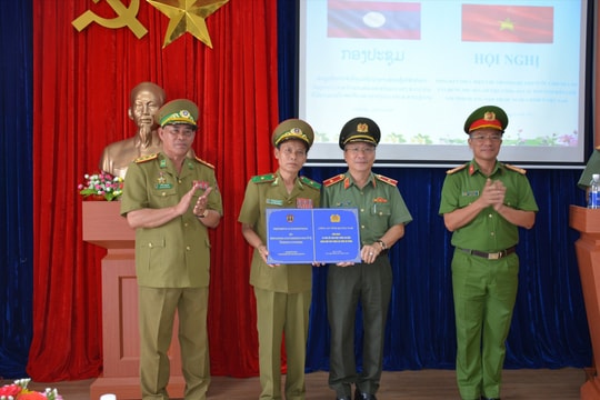 Bàn giao 16 trụ sở công an bản cho Công an tỉnh Sê Kông (Lào)