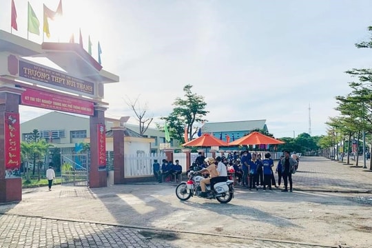 Núi Thành: Bị thủng lốp xe, thí sinh được CSGT đưa đến điểm thi kịp thời