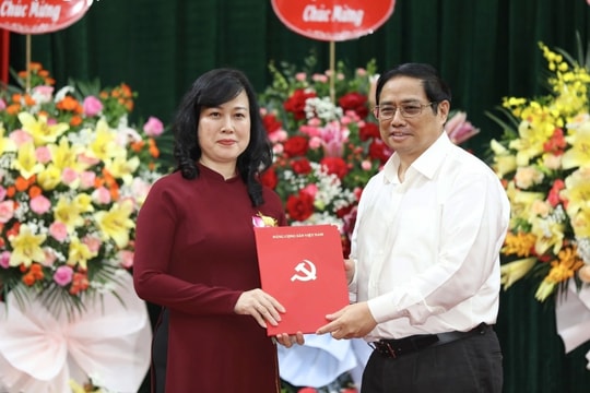 Thủ tướng trao quyết định giao quyền Bộ trưởng Bộ Y tế cho bà Đào Hồng Lan